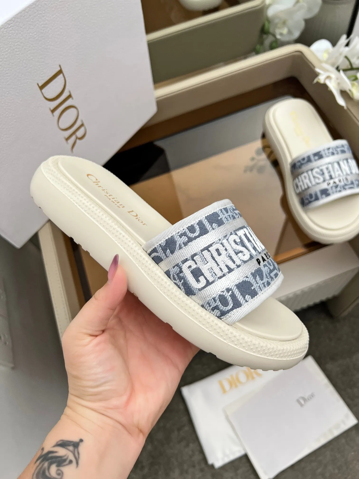 👟👟Ex-factory price 420👟👟 Dior high version slippers, 👏👏2025 new classic model 🔥Purchasing level qualityHigh-end thick-soled slippers in foreign countersHigh version with rust style💋———————————— Upper➕Inner: Original customized special electric embroidery material, Sole: Original mold 1.1 (lightweight) Bottom thickness: heel 5cm, forefoot 3cm, size 35-40 (with full set of packaging, cloth bag handbag, card instructions). You are welcome to place an order in advance, first come first served. Win-win cooperation.